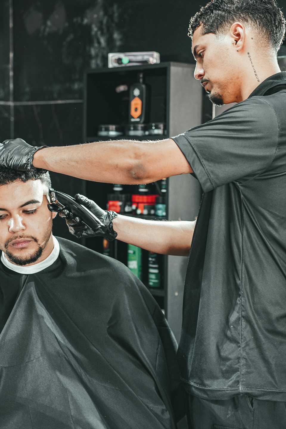 Luiz realizando um corte na Fábrica de Réguas